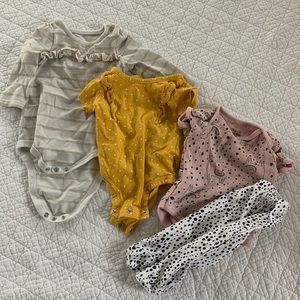 Baby Girls 0-3 month clothes LOT